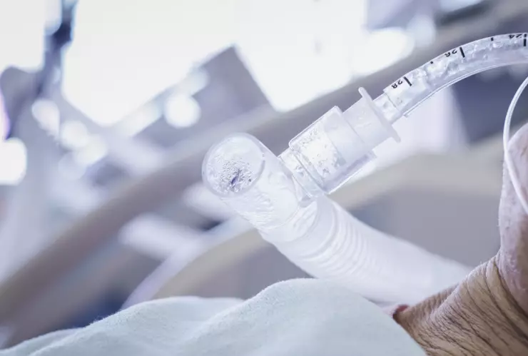 Mujer detenida por desconectar el respirador de paciente