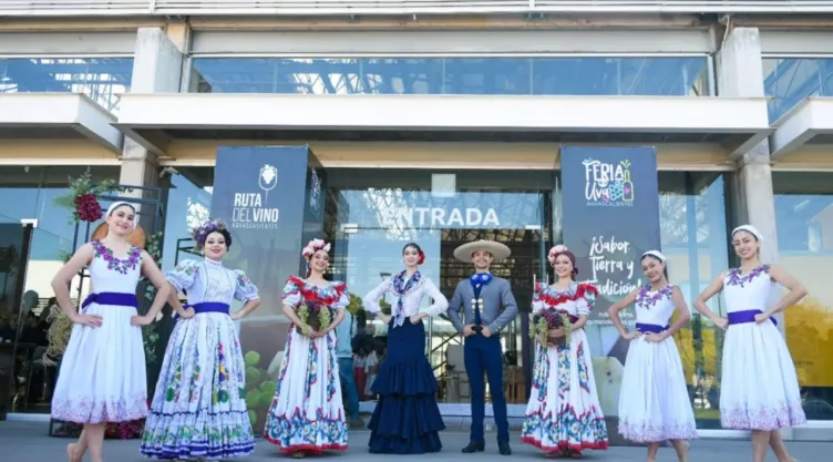 Mujeres con el tradicional atuendo de uva en Aguascalientes.