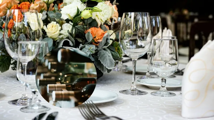 Foto de mesa de fiesta y de botellas de alcohol.