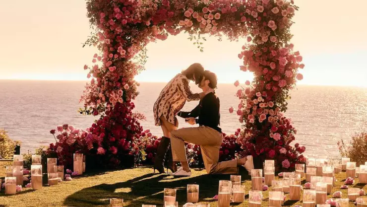 Josh Allen y Hailee Steinfeld_ Anuncian su compromiso en redes sociales y se vuelve viral (1).jpg