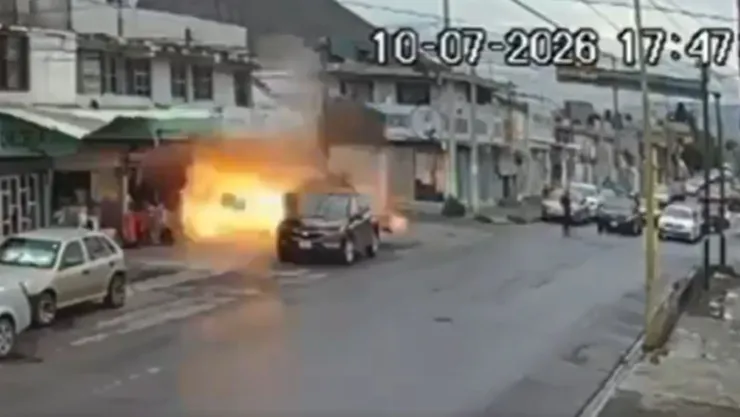 Captan momento en que salen volando dos personas tras una explosión en Saltillo, Coahuila