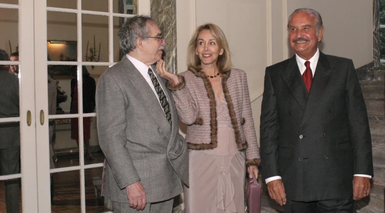 MÉXICO, D.F., 17ABRIL2014.- Gabriel García Marquez, premio Nobel de literatura, murió el día de hoy a los 87 años de edad por complicaciones en su salud. En la imagen el escritor colombiano departe con el tambien finado Carlos Fuentes, dos de las glorias de la literatura hispanoamericana, los escritores conversaban en la residencia de Francia en donde el autor de Aura fue condecorado por gobierno francés. En la imagen se observa a Silvia Lemus esposa de Fuentes.
FOTO: ARCHIVO/ MOISÉS PABLO / CUARTOSCURO.COM