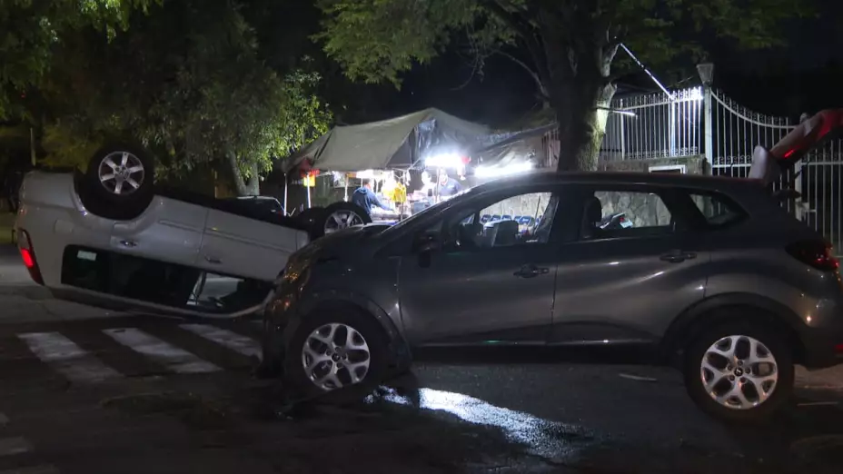 ZMG DE NOCHE: Volcadura por semaforazo en calles de Guadalajara; no hay lesionados