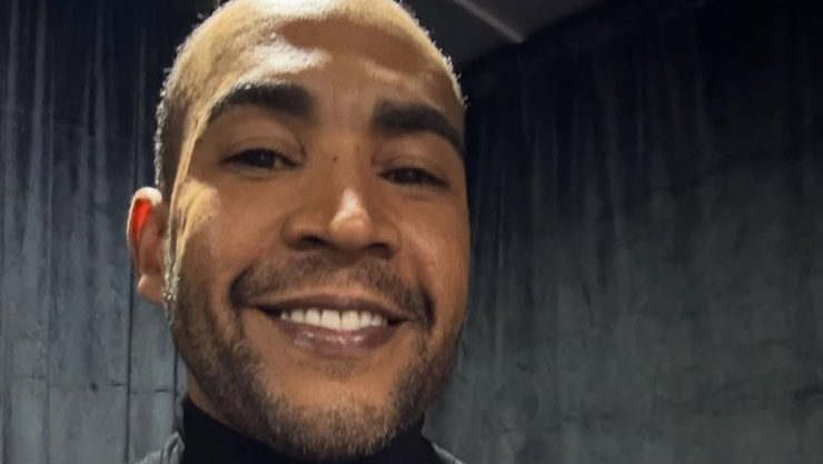 Don Omar corre a fan por aventar cerveza en concierto de Cancún.png