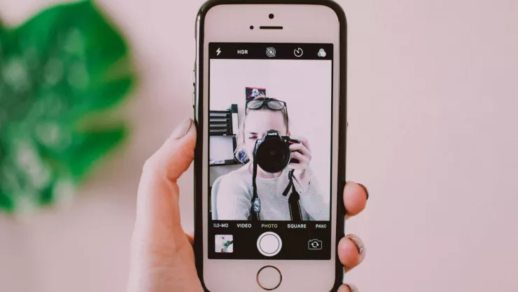 ¿salimos como en el espejo o en las fotos?