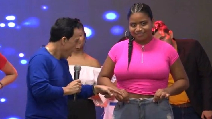 Pastor realiza lipo en pleno culto en Colombia.