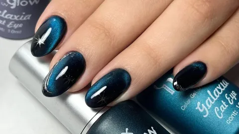 diseños de uñas galaxia cat eye