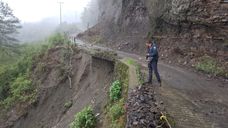 El puente en Tenango de Doria fue suspendido para el paso de vehículos por ser una parte insegura.