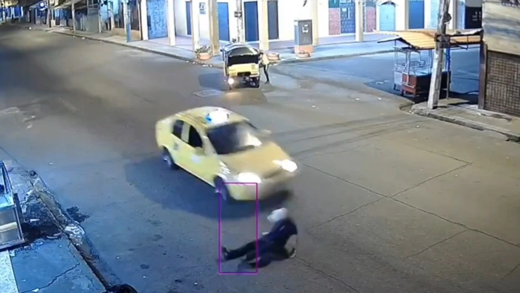 taxi atropella a hombre tras tropezar video viral