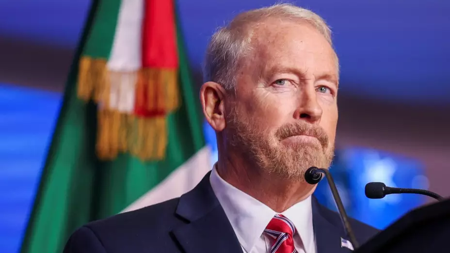 A días del plazo, Sheinbaum dialoga con el embajador estadounidense y empresarios. México propone alternativas para evitar medidas arancelarias.