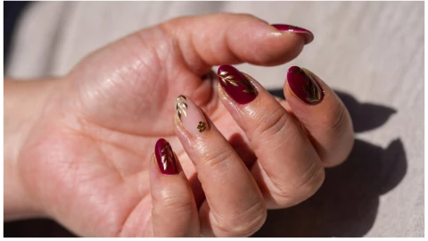 diseños de uñas vino con dorado