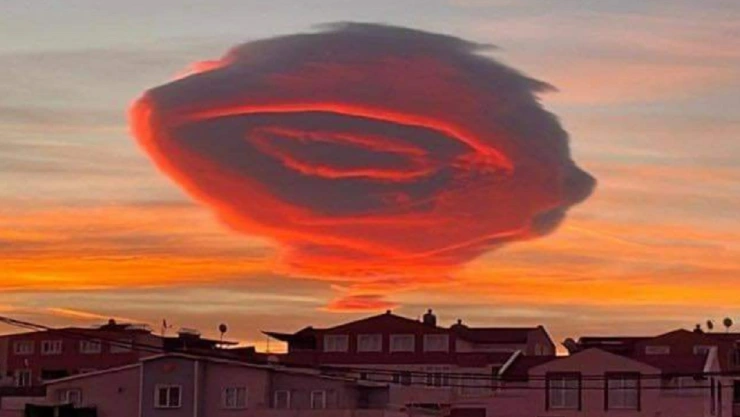 extraña figura aparece en el cielo de turquía ovni fin del mundo
