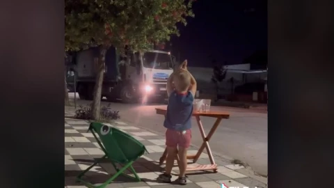 Niño les da agua a recolectores de basura; se hace viral