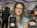 Empleada de TV Azteca sonriendo en la entrega del galardón “Vida y Movimiento”.