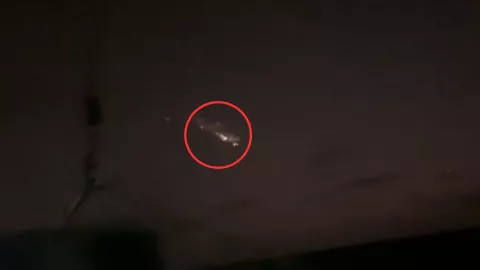VIDEO | La espectacular desintegración de un meteorito captada por pescadores en el Océano Pacífico; así cayeron los fragmentos.