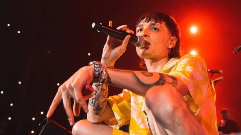 El peinado de Peso Pluma está prohibido en el Conalep.