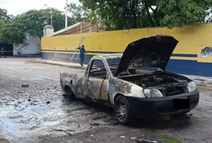 Camioneta queda calcinada tras incendio en la Avenida Canek de Mérida