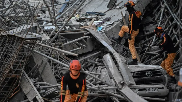 Los equipos de rescate buscan supervivientes entre los escombros tras el derrumbe de un edificio de nueve plantas en construcción en Balibago, ciudad de Ángeles, Pampanga, Filipinas , el 24 de mayo de 2026.