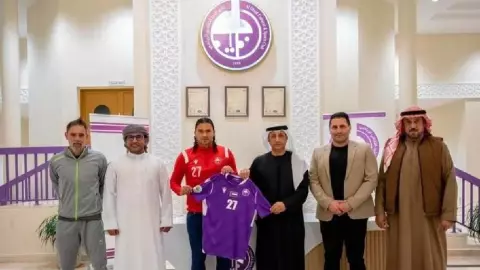 Gullit Peña en su presentacion en Emiratos Arabes futbolista mexicano