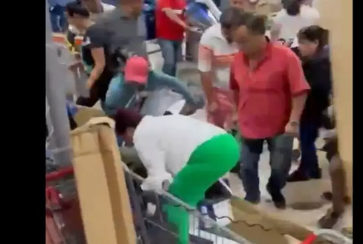 Clientes son captados en plena PELEA por ventiladores