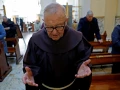 Así se reúnen a orar por la salud del papa Francisco.