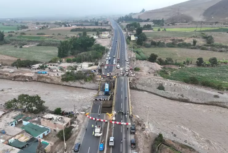 Puente se derrumba y autobús cae al río en Perú