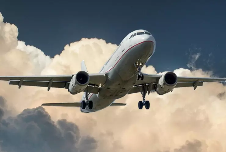 Pasajero intenta desviar un avión hacia Estados Unidos, pero los tripulantes lo detienen