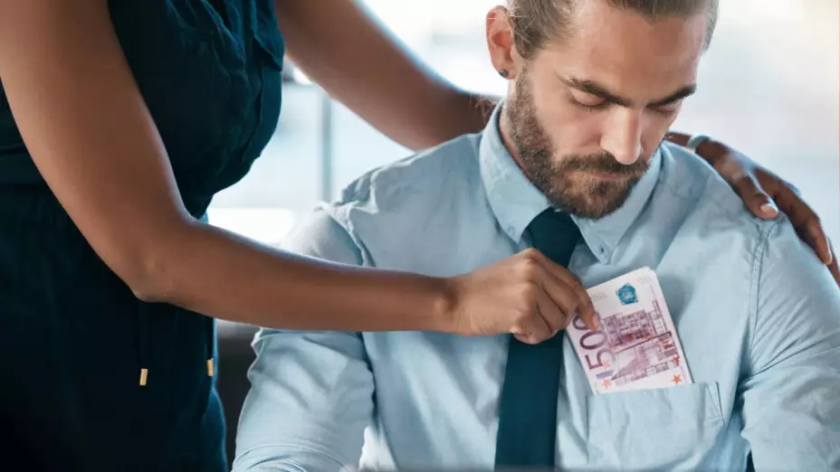 Hombre enfrenta millonaria deuda por fraude de su expareja