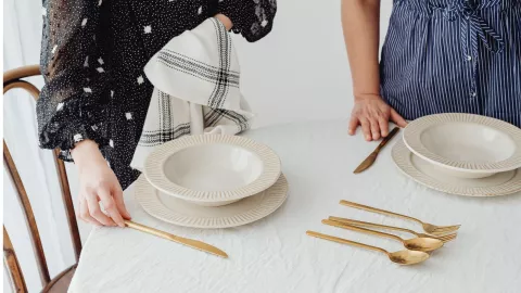 Los manteles de colores claros son clásicos pero perfectos para Navidad.