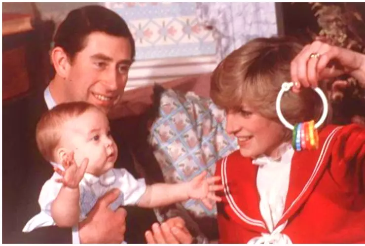 Príncipes de Gales y su hijo el príncipe William.jpg