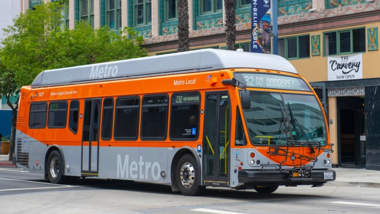 Una mujer de la calle atacó a un conductor de autobús en Los Ángeles