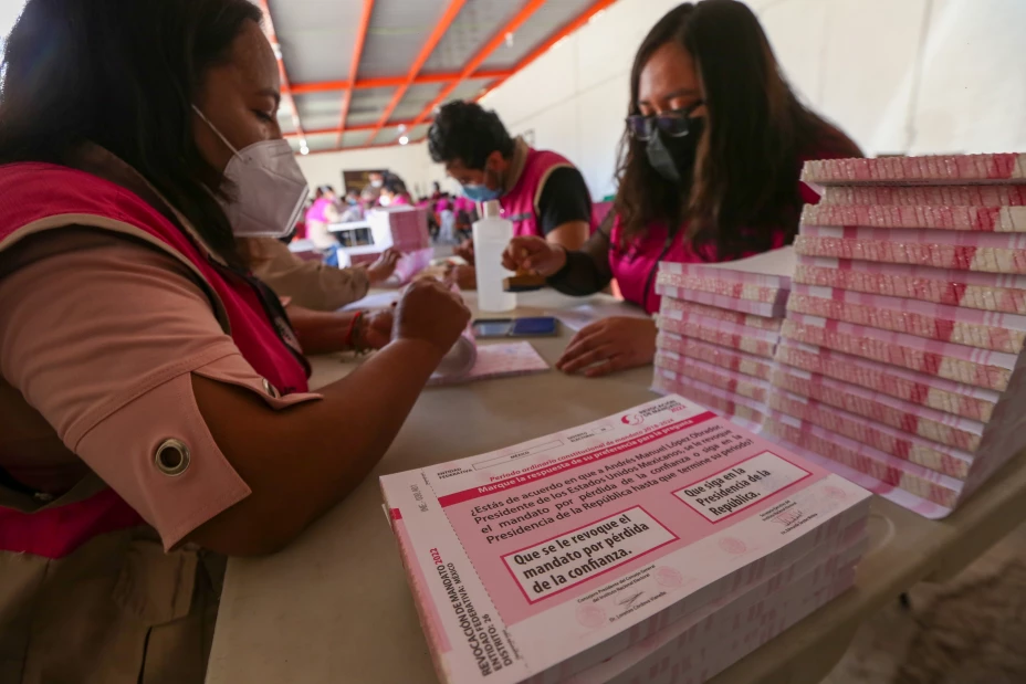 Las papeletas que serán utilizadas para la consulta de Revocación de Mandato el próximo 10 de abril llegaron Toluca resguardadas por la Guardia Nacional.