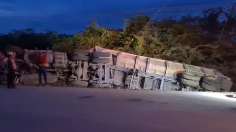 ÚLTIMA HORA: Se registra VOLCADURA en la carretera Escárcega-Chetumal; reportan tráfico lento