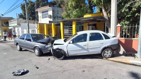 Choca contra auto estacionado en Campeche y huye antes de que llegue la policía