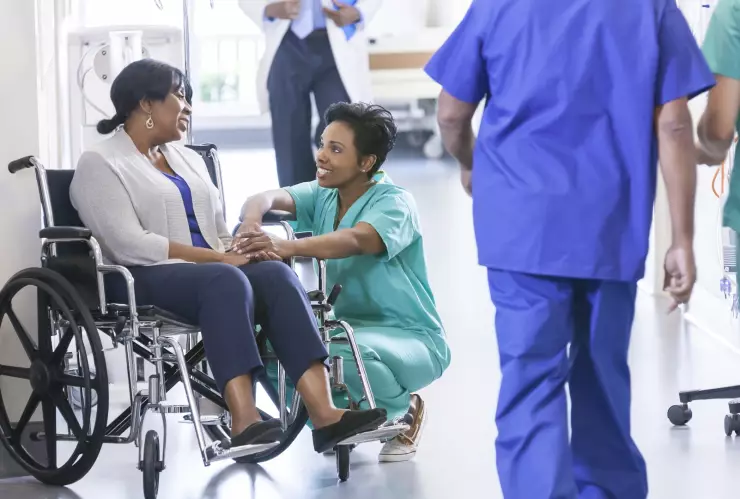 Médica y paciente en un hospital