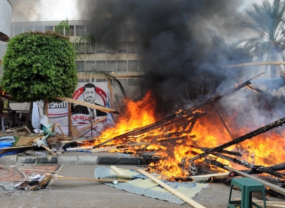 El desalojo de partidarios de Mohamed Morsi desató más violencia en Egipto
