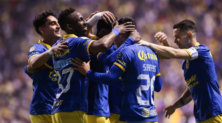 Jugadores del Club América festejan gol de Salvador Reyes