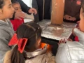 La comunidad de La Silla en Durango se calientan con fogones dentro de las aulas.