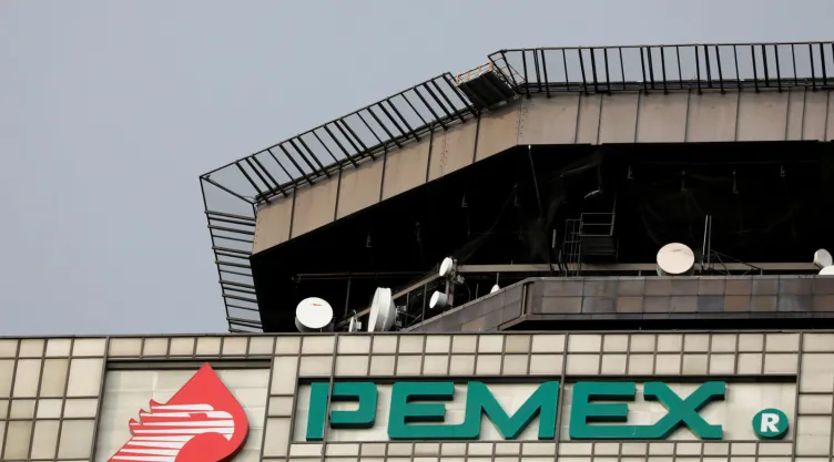 El logo de Pemex en su sede de Ciudad de México. 12 de marzo de 2018. Imagen, Reuters.