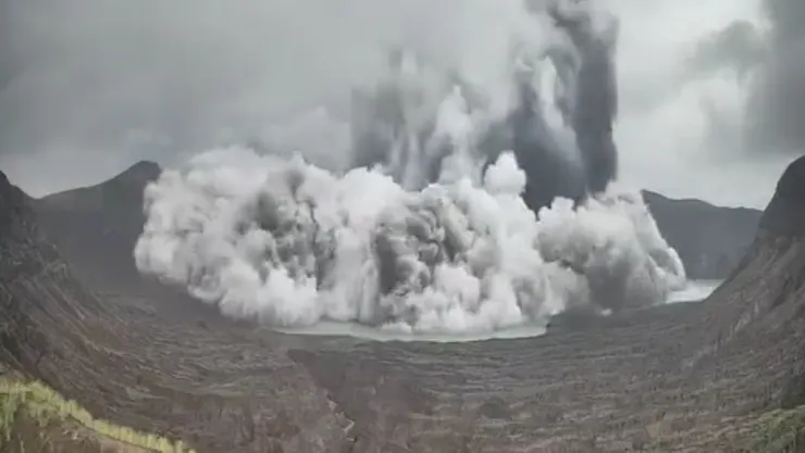 Explota el volcán Taal en Filipinas: enormes columnas de ceniza reavivan el miedo entre miles de habitantes