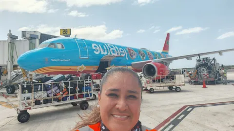 ¡it’s-a-Me! Avión de Super Mario Bros ‘Cloudtop Cruiser’ llega al aeropuerto de Cancún 1.jpg