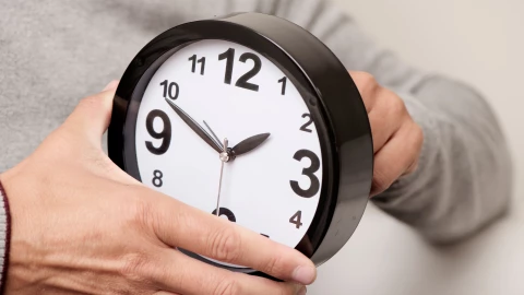 Hombre ajusta su reloj por el regreso del horario de verano