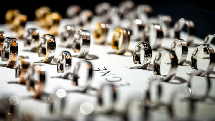 ¿Qué color de joyería (oro vs. plata) favorece a una piel con subtono neutro oliva?