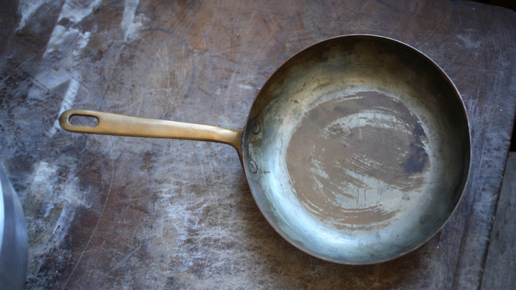 El truco barato para limpiar tu sartén de hierro fundido oxidada con un ingrediente