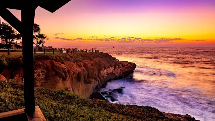 Una imagen del impresionante atardecer en la playa con las olas que chocan sobre la orilla del mar