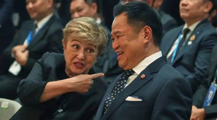 Kristalina Georgieva con el premier de Tailandia, Anutin Charnvirakul.