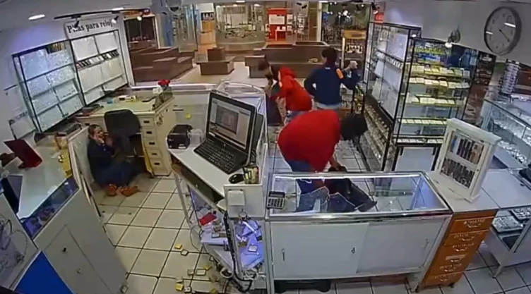 Las empleadas se refugiaron mientras los delincuentes robaban la joyería.