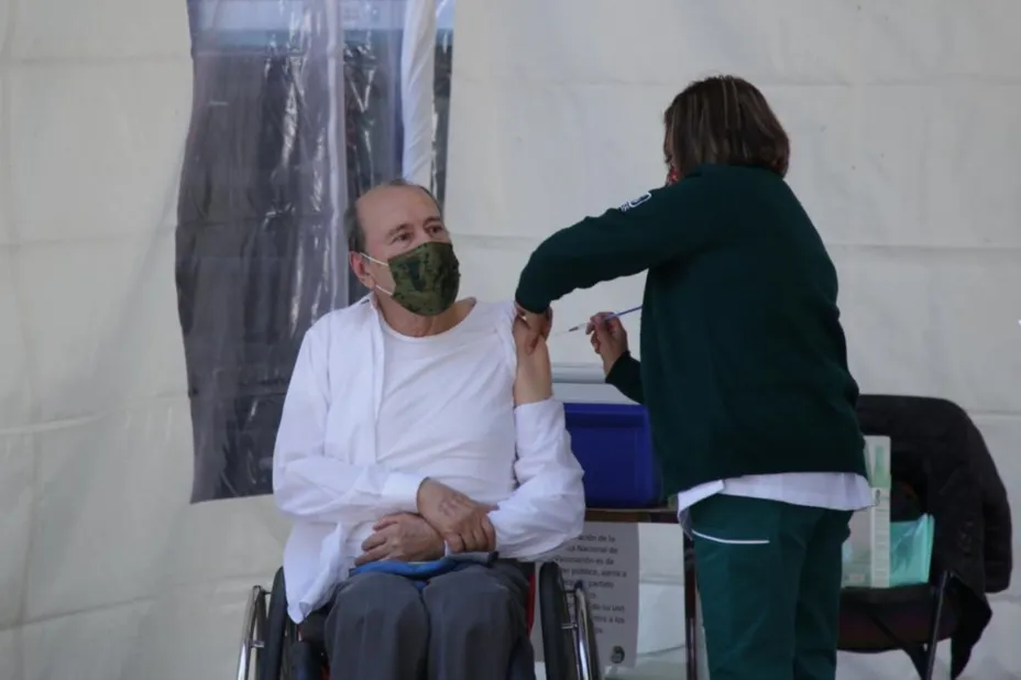 Vacuna anciano imss.jpeg
