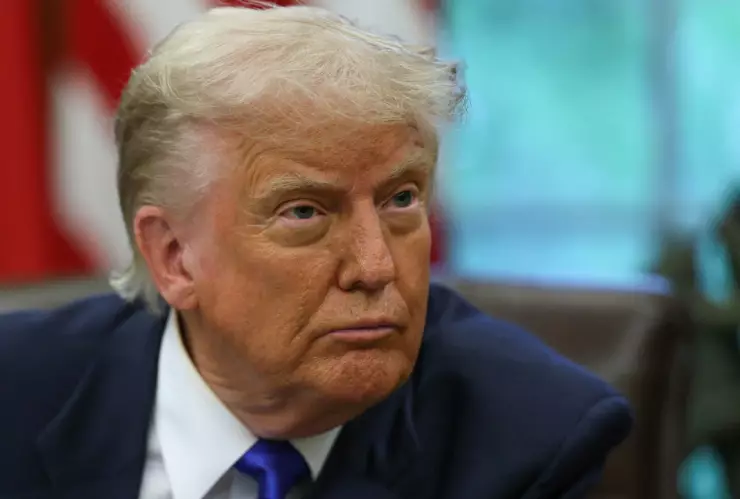 El presidente de Estados Unidos, Donald Trump, observa mientras firma órdenes ejecutivas y proclamaciones en la Oficina Oval de la Casa Blanca, en Washington.