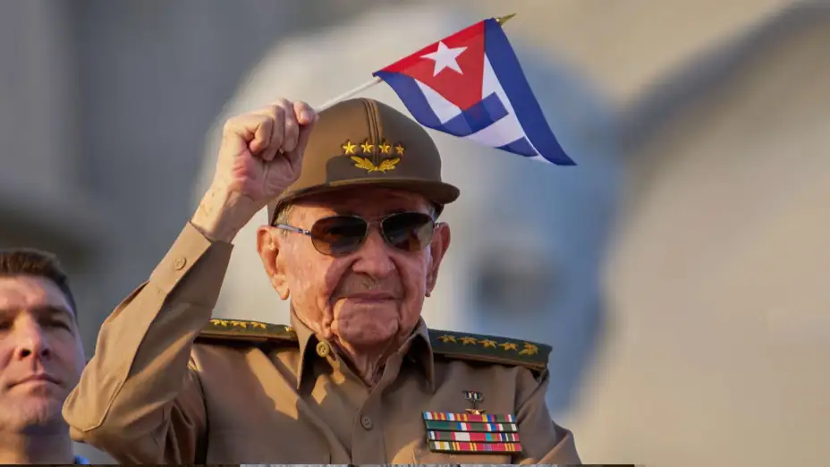 Raúl Castro ondea una bandera cubana.